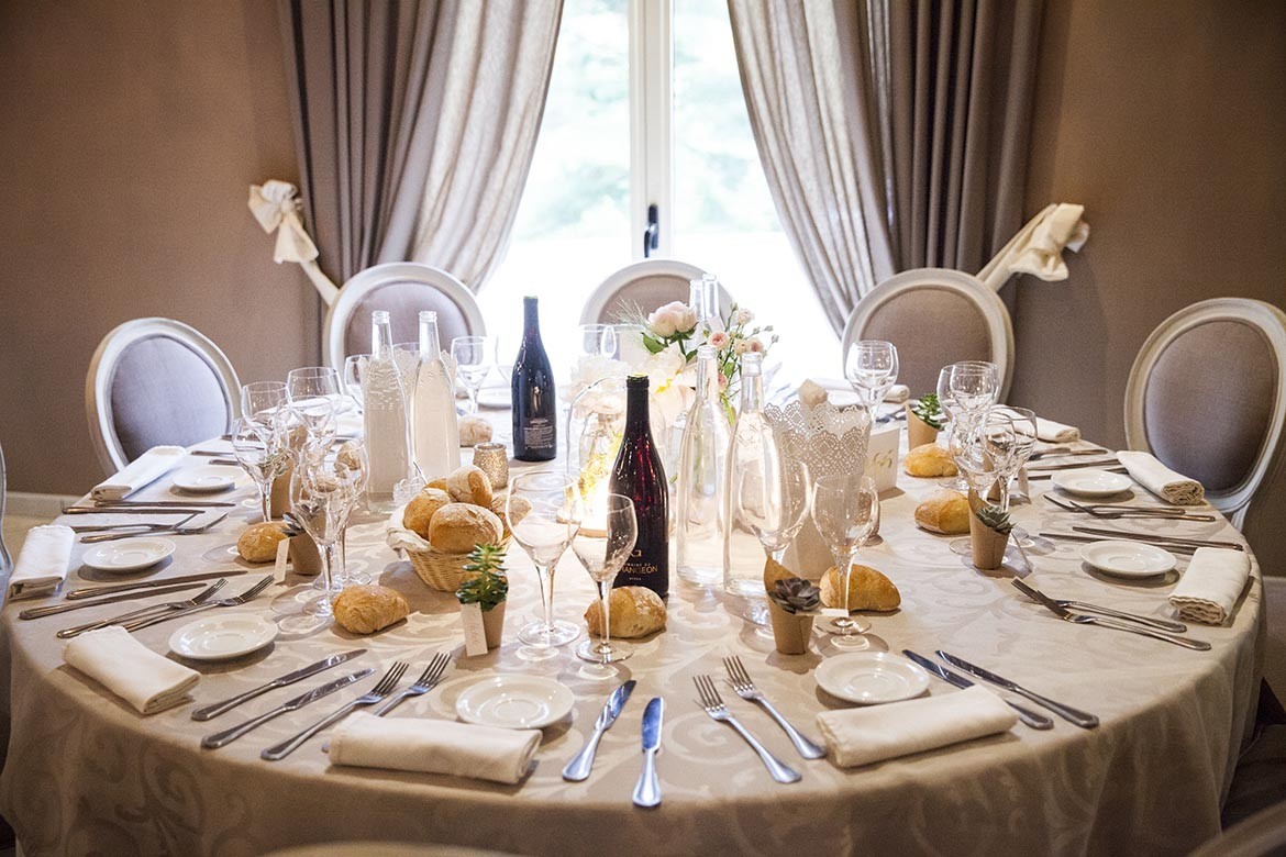 Comment décorer une chaise pour un mariage ?